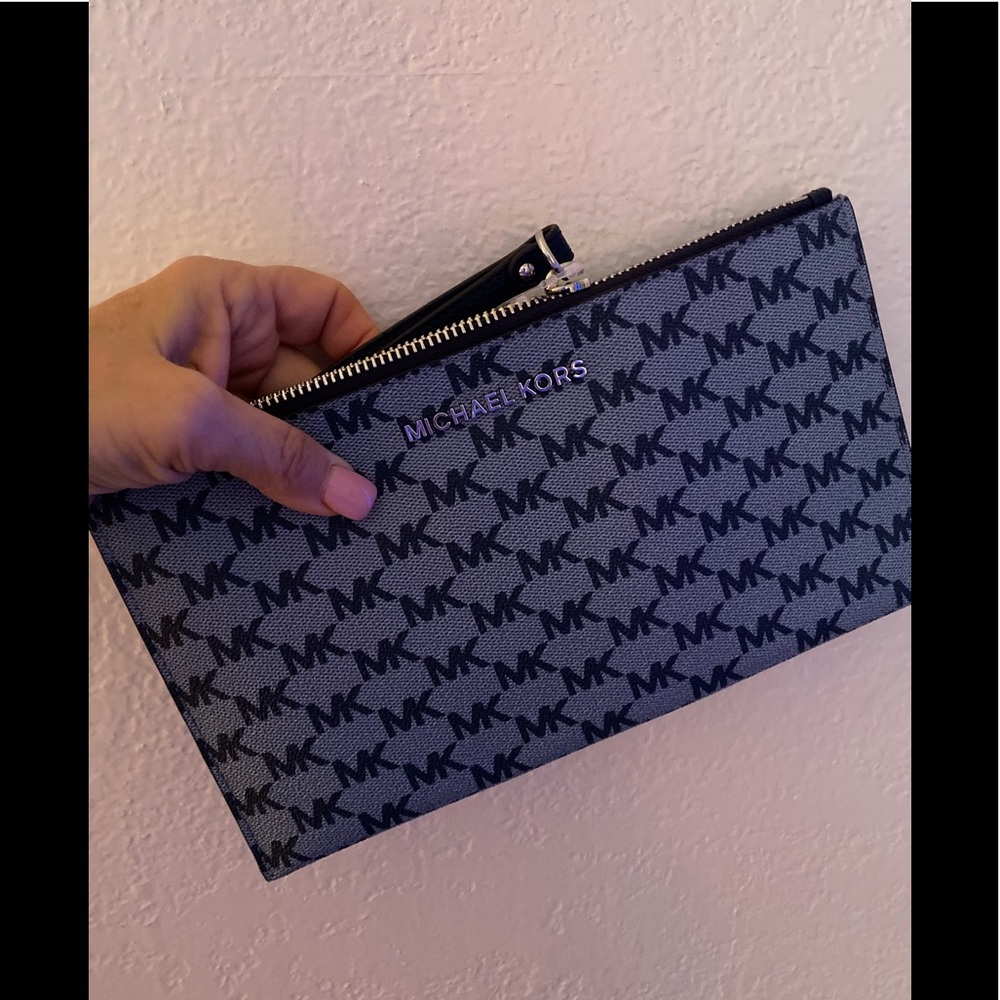 MICHAEL KORS DENIM BLUE WRISTLET BAG❤️